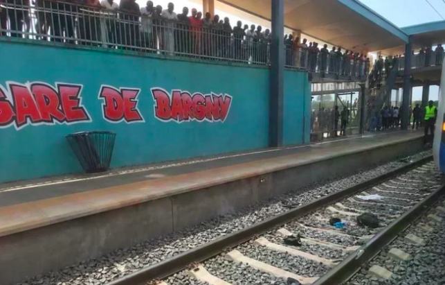 Drame à Bargny : Ablaye Thiam se jette dans un canal à la descente du TER et meurt sur le coup 153 lectures • 0 commentaires À LA UNE Actualité 1 heure