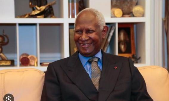 Le Président Abdou Diouf fête aujourd'hui ses 91 ANS ... Joyeux anniversaire! 1 jour