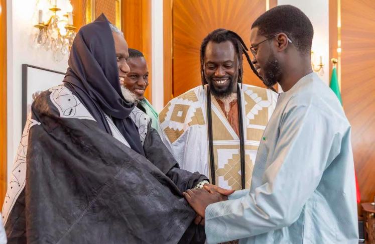 Audience- Bassirou Diomaye Faye reçoit Cheikh Ndiguel Sène 73 lectures • 0 commentaires À LA UNE Actualité 38 mins